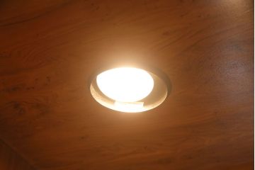 中古　DREXEL HERITAGE(ドレクセルヘリテイジ)　洗練されたデザインが魅力的なダウンライト付きキャビネット(飾り棚、食器棚、収納棚)(R-049218)