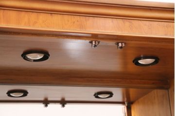 中古　DREXEL HERITAGE(ドレクセルヘリテイジ)　洗練されたデザインが魅力的なダウンライト付きキャビネット(飾り棚、食器棚、収納棚)(R-049218)