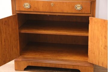 中古　DREXEL HERITAGE(ドレクセルヘリテイジ)　洗練されたデザインが魅力的なダウンライト付きキャビネット(飾り棚、食器棚、収納棚)(R-049218)