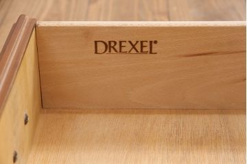 中古　DREXEL HERITAGE(ドレクセルヘリテイジ)　洗練されたデザインが魅力的なダウンライト付きキャビネット(飾り棚、食器棚、収納棚)(R-049218)