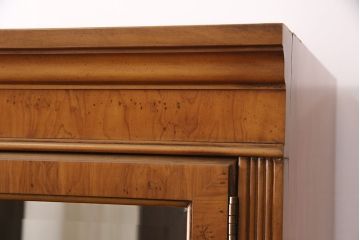 中古　DREXEL HERITAGE(ドレクセルヘリテイジ)　洗練されたデザインが魅力的なダウンライト付きキャビネット(飾り棚、食器棚、収納棚)(R-049218)