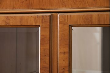 中古　DREXEL HERITAGE(ドレクセルヘリテイジ)　洗練されたデザインが魅力的なダウンライト付きキャビネット(飾り棚、食器棚、収納棚)(R-049218)