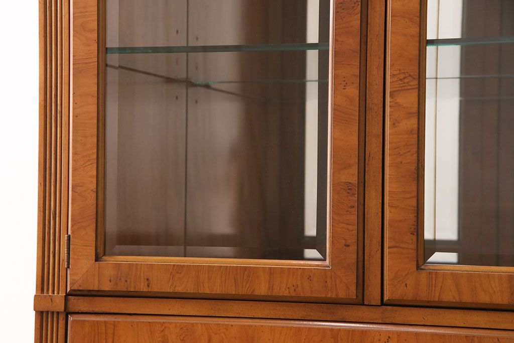 中古　DREXEL HERITAGE(ドレクセルヘリテイジ)　洗練されたデザインが魅力的なダウンライト付きキャビネット(飾り棚、食器棚、収納棚)(R-049218)