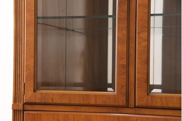 中古　DREXEL HERITAGE(ドレクセルヘリテイジ)　洗練されたデザインが魅力的なダウンライト付きキャビネット(飾り棚、食器棚、収納棚)(R-049218)