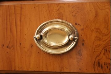 中古　DREXEL HERITAGE(ドレクセルヘリテイジ)　洗練されたデザインが魅力的なダウンライト付きキャビネット(飾り棚、食器棚、収納棚)(R-049218)