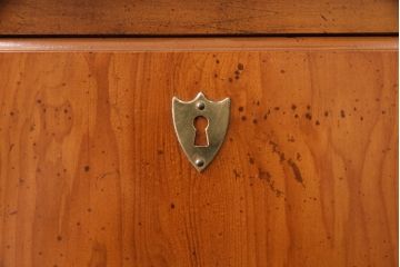 中古　DREXEL HERITAGE(ドレクセルヘリテイジ)　洗練されたデザインが魅力的なダウンライト付きキャビネット(飾り棚、食器棚、収納棚)(R-049218)