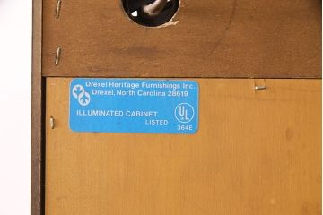 中古　DREXEL HERITAGE(ドレクセルヘリテイジ)　洗練されたデザインが魅力的なダウンライト付きキャビネット(飾り棚、食器棚、収納棚)(R-049218)