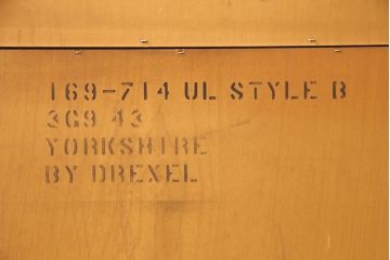 中古　DREXEL HERITAGE(ドレクセルヘリテイジ)　洗練されたデザインが魅力的なダウンライト付きキャビネット(飾り棚、食器棚、収納棚)(R-049218)