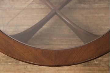 イギリスヴィンテージ　G-PLAN(ジープラン)　北欧家具　脚のデザインがおしゃれ!空間のアクセントになるガラストップラウンドテーブル(センターテーブル、コーヒーテーブル、サイドテーブル、ビンテージ)(R-049221)