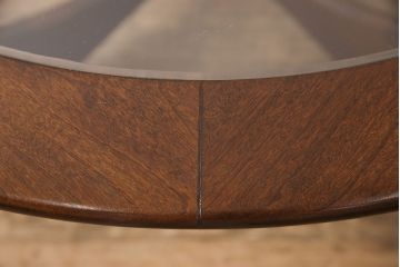 イギリスヴィンテージ　G-PLAN(ジープラン)　北欧家具　脚のデザインがおしゃれ!空間のアクセントになるガラストップラウンドテーブル(センターテーブル、コーヒーテーブル、サイドテーブル、ビンテージ)(R-049221)
