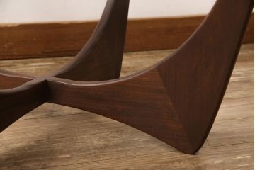 イギリスヴィンテージ　G-PLAN(ジープラン)　北欧家具　脚のデザインがおしゃれ!空間のアクセントになるガラストップラウンドテーブル(センターテーブル、コーヒーテーブル、サイドテーブル、ビンテージ)(R-049221)