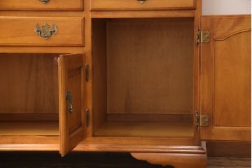 中古　横浜ダニエル(daniel)　A-213　重厚感のある佇まいが魅力の飾り棚(キャビネット、食器棚、カップボード)(定価約120万円)(R-049222)