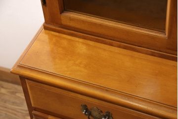中古　横浜ダニエル(daniel)　A-213　重厚感のある佇まいが魅力の飾り棚(キャビネット、食器棚、カップボード)(定価約120万円)(R-049222)