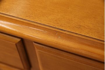中古　横浜ダニエル(daniel)　A-213　重厚感のある佇まいが魅力の飾り棚(キャビネット、食器棚、カップボード)(定価約120万円)(R-049222)