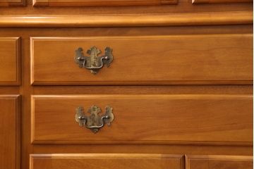 中古　横浜ダニエル(daniel)　A-213　重厚感のある佇まいが魅力の飾り棚(キャビネット、食器棚、カップボード)(定価約120万円)(R-049222)