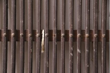 アンティーク建具　長い歳月を経た時代の味わいを感じる総ケヤキ材製蔵戸(玄関戸、引き戸、建具)(R-049223)