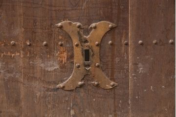 アンティーク建具　長い歳月を経た時代の味わいを感じる総ケヤキ材製蔵戸(玄関戸、引き戸、建具)(R-049223)