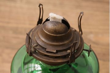 昭和レトロ　平芯4分芯　グリーンの色付きガラスがおしゃれな吊り下げオイルランプ(ハンギングランプ、吊り下げランプ、ランタン)(R-049229)