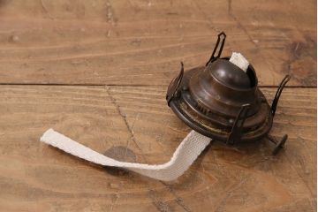 和製アンティーク　平芯4分芯　使い込まれた風合いとレトロな雰囲気が魅力の吊り下げオイルランプ(ハンギングランプ、吊り下げランプ、ランタン)(R-049232)