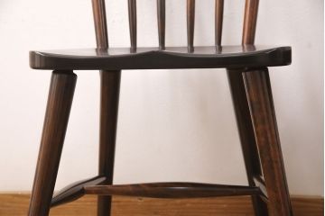 中古　北海道民芸家具　シンプルなデザインが取り入れやすいダイニングチェア2脚セット(ウィンザーチェア、板座チェア、椅子、ウインザーチェア)(R-049237)
