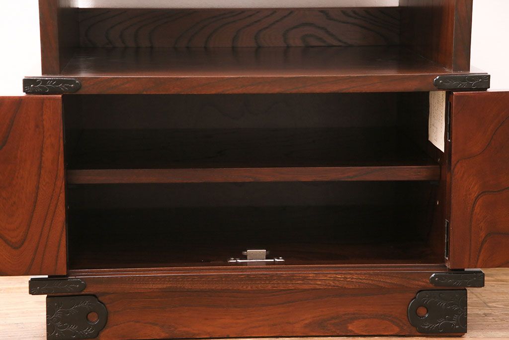 中古　民芸家具　岩谷堂箪笥　幅広いシーンで活躍する小振りなサイズの収納棚(テレビ台、飾り棚)(R-049239)