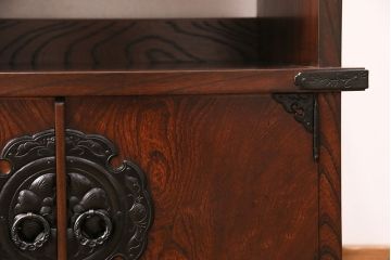 中古　民芸家具　岩谷堂箪笥　幅広いシーンで活躍する小振りなサイズの収納棚(テレビ台、飾り棚)(R-049239)