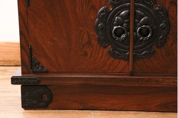 中古　民芸家具　岩谷堂箪笥　幅広いシーンで活躍する小振りなサイズの収納棚(テレビ台、飾り棚)(R-049239)