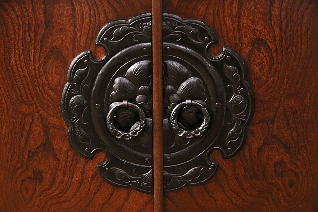 中古　民芸家具　岩谷堂箪笥　幅広いシーンで活躍する小振りなサイズの収納棚(テレビ台、飾り棚)(R-049239)