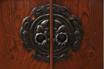 中古　民芸家具　岩谷堂箪笥　幅広いシーンで活躍する小振りなサイズの収納棚(テレビ台、飾り棚)(R-049239)