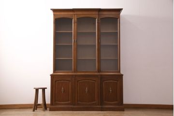 中古　DREXEL HERITAGE(ドレクセルヘリテイジ)　Triune(トライユン)　チャイナ　クラシカルな佇まいのキャビネット(収納棚、飾り棚、食器棚)(定価約90万円)(R-049242)