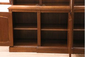 中古　DREXEL HERITAGE(ドレクセルヘリテイジ)　Triune(トライユン)　チャイナ　クラシカルな佇まいのキャビネット(収納棚、飾り棚、食器棚)(定価約90万円)(R-049242)