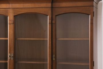 中古　DREXEL HERITAGE(ドレクセルヘリテイジ)　Triune(トライユン)　チャイナ　クラシカルな佇まいのキャビネット(収納棚、飾り棚、食器棚)(定価約90万円)(R-049242)