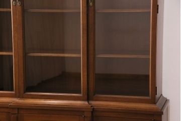 中古　DREXEL HERITAGE(ドレクセルヘリテイジ)　Triune(トライユン)　チャイナ　クラシカルな佇まいのキャビネット(収納棚、飾り棚、食器棚)(定価約90万円)(R-049242)