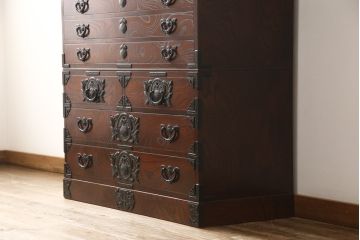 中古　美品　伝統工芸　岩谷堂箪笥　レアモデル!!　威厳漂う佇まいが品の良さを高める衣装タンス(定価約60万円)(整理箪笥、チェスト、引き出し)(R-049243)