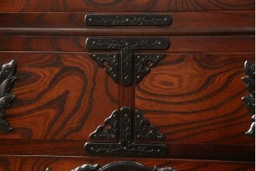 中古　美品　伝統工芸　岩谷堂箪笥　レアモデル!!　威厳漂う佇まいが品の良さを高める衣装タンス(定価約60万円)(整理箪笥、チェスト、引き出し)(R-049243)
