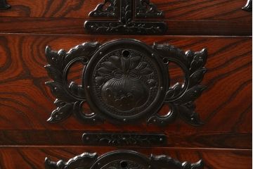 中古　美品　伝統工芸　岩谷堂箪笥　レアモデル!!　威厳漂う佇まいが品の良さを高める衣装タンス(定価約60万円)(整理箪笥、チェスト、引き出し)(R-049243)