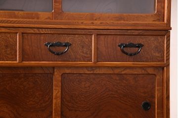 中古美品　二本松工藝館　田中家具　欅(ケヤキ)材の美しい木目が堪能できる上質な茶タンス(定価約25万円)(茶箪笥、飾り棚)(R-049263)