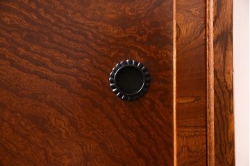 中古美品　二本松工藝館　田中家具　欅(ケヤキ)材の美しい木目が堪能できる上質な茶タンス(定価約25万円)(茶箪笥、飾り棚)(R-049263)