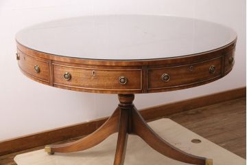 中古　アメリカ高級輸入家具　マホガニー材　丁寧な作り込みが気品漂う引き出し付きテーブル(定価約120万円)(オケージョナルテーブル、ドラムテーブル、回転テーブル、ダイニングテーブル)(R-049268)
