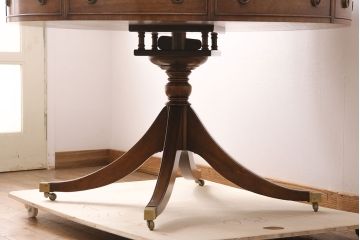 中古　アメリカ高級輸入家具　マホガニー材　丁寧な作り込みが気品漂う引き出し付きテーブル(定価約120万円)(オケージョナルテーブル、ドラムテーブル、回転テーブル、ダイニングテーブル)(R-049268)