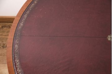中古　アメリカ高級輸入家具　マホガニー材　丁寧な作り込みが気品漂う引き出し付きテーブル(定価約120万円)(オケージョナルテーブル、ドラムテーブル、回転テーブル、ダイニングテーブル)(R-049268)