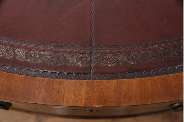 中古　アメリカ高級輸入家具　マホガニー材　丁寧な作り込みが気品漂う引き出し付きテーブル(定価約120万円)(オケージョナルテーブル、ドラムテーブル、回転テーブル、ダイニングテーブル)(R-049268)