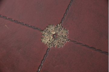 中古　アメリカ高級輸入家具　マホガニー材　丁寧な作り込みが気品漂う引き出し付きテーブル(定価約120万円)(オケージョナルテーブル、ドラムテーブル、回転テーブル、ダイニングテーブル)(R-049268)