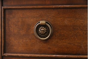 中古　アメリカ高級輸入家具　マホガニー材　丁寧な作り込みが気品漂う引き出し付きテーブル(定価約120万円)(オケージョナルテーブル、ドラムテーブル、回転テーブル、ダイニングテーブル)(R-049268)