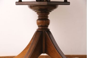 中古　アメリカ高級輸入家具　マホガニー材　丁寧な作り込みが気品漂う引き出し付きテーブル(定価約120万円)(オケージョナルテーブル、ドラムテーブル、回転テーブル、ダイニングテーブル)(R-049268)