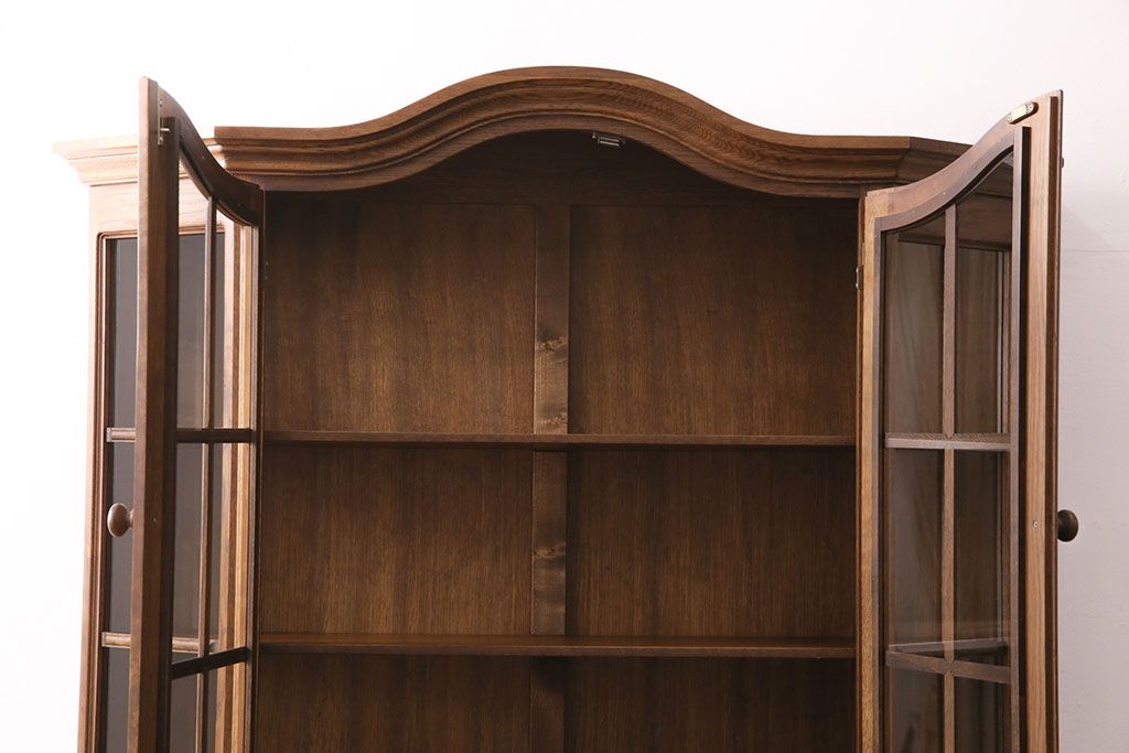 新古　未使用展示品　ベルギー輸入家具　飾り棚におすすめ!落ち着いた色合いのナラ材製のキャビネット(定価約40万円)(食器棚、収納棚、本箱)(R-049270)