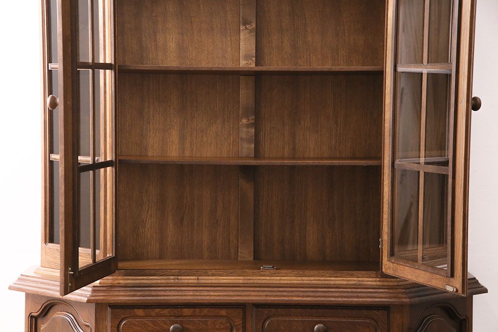 新古　未使用展示品　ベルギー輸入家具　飾り棚におすすめ!落ち着いた色合いのナラ材製のキャビネット(定価約40万円)(食器棚、収納棚、本箱)(R-049270)