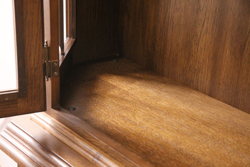 新古　未使用展示品　ベルギー輸入家具　飾り棚におすすめ!落ち着いた色合いのナラ材製のキャビネット(定価約40万円)(食器棚、収納棚、本箱)(R-049270)