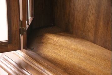 新古　未使用展示品　ベルギー輸入家具　飾り棚におすすめ!落ち着いた色合いのナラ材製のキャビネット(定価約40万円)(食器棚、収納棚、本箱)(R-049270)