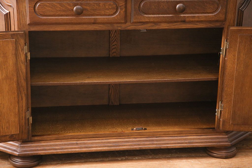 新古　未使用展示品　ベルギー輸入家具　飾り棚におすすめ!落ち着いた色合いのナラ材製のキャビネット(定価約40万円)(食器棚、収納棚、本箱)(R-049270)